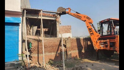 Ludhiana MC razing an illegal structure in Ludhiana on Wednesday. (HT Photo)