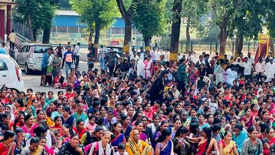 Navi Mumbai civic students and their parents staged a protest against the school adoption policy of state government at Chhatrapati Shahu Maharaj Vidyalaya at Rabale in Navi Mumbai, India, on Sunday, October 22, 2023. (Bachchan Kumar/ HT PHOTO) Navi Mumbai civic students and their parents staged a protest against the school adoption policy of state government at Chhatrapati Shahu Maharaj Vidyalaya at Rabale in Navi Mumbai, India, on Sunday, October 22, 2023. (Bachchan Kumar/ HT PHOTO)