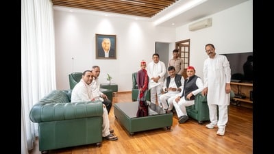 SP Chief Akhilesh Yadav with smaller parties leaders in Lucknow. (HT photo)