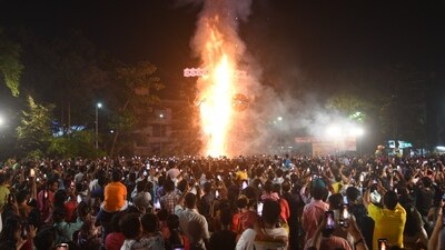On the occasion of Dusshera, the Albela Hanuman Mandir Trust organized a 42-foot-long effigy burning event at Gavaskar Maidan, Sector 2, Belapur in Navi Mumbai. (HT PHOTO) On the occasion of Dusshera, the Albela Hanuman Mandir Trust organized a 42-foot-long effigy burning event at Gavaskar Maidan, Sector 2, Belapur in Navi Mumbai. (HT PHOTO)