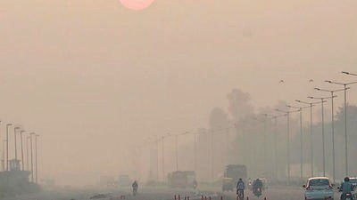 Smog engulfs Delhi in the early hours of Wednesday. (Vipin Kumar/ HT Photo) Smog engulfs Delhi in the early hours of Wednesday. (Vipin Kumar/ HT Photo)