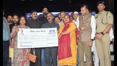 The CM gave  ₹3.93 crore to 404 families under Bilaspur Sadar development block,  ₹4.55 crore to 532 disaster-affected families in Ghumarwin,  ₹1.21 crore to 198 affected families in Jhanduta and  ₹19.10 lakh to 28 affected families in Swarghat development block. (HT Photo)