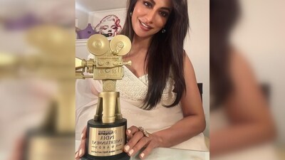 Chitrangda Singh proudly posed with her award, wearing a smile that radiated her happiness. (Instagram/@chitrangda)