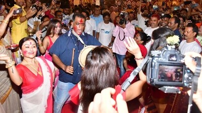 Filmmaker Anurag Basu took over the dhol and played with full enthusiam during the Sindoor Khela. He is currently working on his next film, Metro…In Dino, starring Sara Ali Khan, Aditya Roy Kapur, Fatima Sana Shaikh and others. Filmmaker Anurag Basu took over the dhol and played with full enthusiam during the Sindoor Khela. He is currently working on his next film, Metro…In Dino, starring Sara Ali Khan, Aditya Roy Kapur, Fatima Sana Shaikh and others. 
