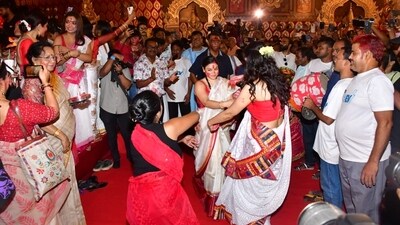 Like Rani Mukerji, Sumona Chakravarti of The Kapil Sharma Show fame was also part of the daily festivities at the North Bombay Durga Puja. She danced with other women during Sindoor Khela. Earlier, she had made headlines for her dhunuchi dance. Like Rani Mukerji, Sumona Chakravarti of The Kapil Sharma Show fame was also part of the daily festivities at the North Bombay Durga Puja. She danced with other women during Sindoor Khela. Earlier, she had made headlines for her dhunuchi dance. 