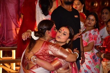 Jyoti Mukerji giving Rani Mukerji a hug. Jyoti Mukerji giving Rani Mukerji a hug.