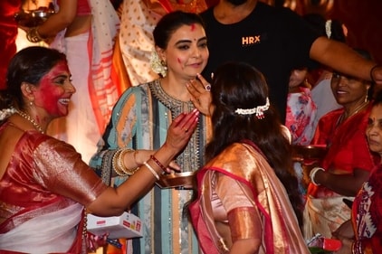 Jyoti Mukerji, Vaibhavi Merchant and Rani Mukerji playing Sindoor Khela. Jyoti Mukerji, Vaibhavi Merchant and Rani Mukerji playing Sindoor Khela.