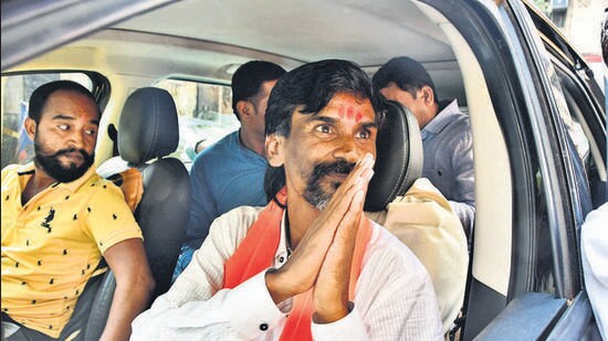 Mumbai, India – Oct 19, 2023: Maratha activist Manoj Jarange-Patil interacts with supporters at Shivaji Mandir, Dadar, in Mumbai, India, on Thursday, Oct 19, 2023. (Photo by Bhushan Koyande/HT Photo)