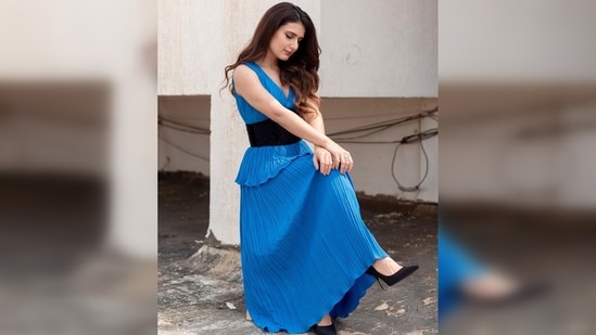 Fatima Sana Shaikh donned a coordinated outfit, combining a blue top with a matching skirt, and added a stylish touch with a black crafted belt.(Instagram/@fatimasanashaikh)