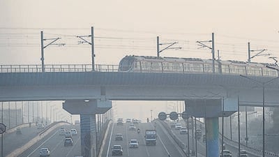 A smoggy Thursday on the Delhi-Meerut expressway. (Sanjeev Verma/HT Photo) A smoggy Thursday on the Delhi-Meerut expressway. (Sanjeev Verma/HT Photo)