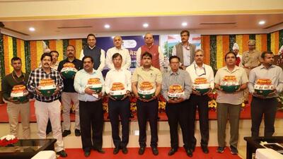 Delhi bureaucrats with the 11 urns containing soil from 11 Delhi districts at the Raj Niwas function where LG VK Saxena flagged off the Amrit Kalash Yatra