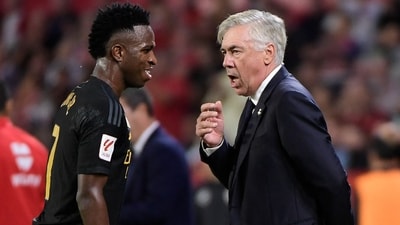 Real Madrid's Italian coach Carlo Ancelotti (R) speaks with Real Madrid's Brazilian forward #07 Vinicius Junior (AFP)