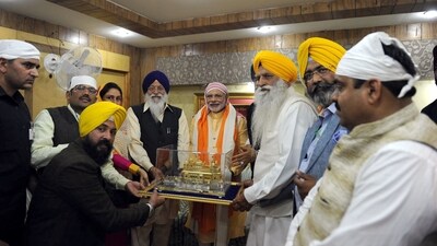 PM Modi being presented the model of Golden Temple PM Modi being presented the model of Golden Temple