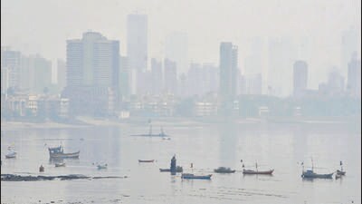 Mumbai, India - March 04, 2023: A view of the city skyline engulfed in smog amid hazy weather, in Mumbai, India, on Saturday, March 04, 2023. (Photo by Bhushan Koyande/HT Photo) (HT PHOTO)
