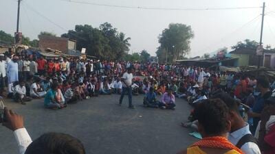 Residents blocked the Dumka-Bhagalpur road at Kurma Haat in Jharkhand’s Dumka district for four hours. (HT Photo)