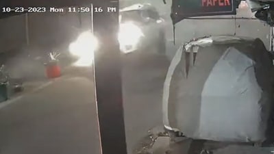 SUV driver loses control, vehicle hits balloon-seller in Meerut. (X/Benarasiyaa) SUV driver loses control, vehicle hits balloon-seller in Meerut. (X/Benarasiyaa)