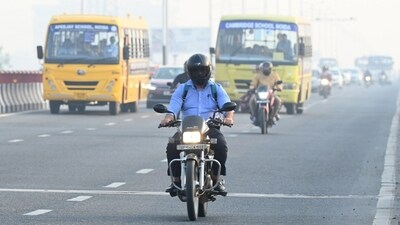 Meanwhile, to reduce pollution in the national capital, an anti-pollution drive is also going to start today.&nbsp; (HT Photo/Sunil Ghosh)
