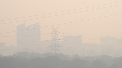 As per the latest data from SAFAR, the air quality around Delhi University was recorded at 316 (very poor) in the morning hours today.&nbsp; (HT Photo/Sunil Ghosh)