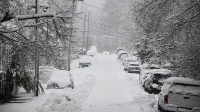The US National Weather Service (NWS) has issued an alert warning of the potential accumulation of snow ranging from 8 inches to 2 feet, depending on the affected areas. (Elias Funez/The Union via AP) The US National Weather Service (NWS) has issued an alert warning of the potential accumulation of snow ranging from 8 inches to 2 feet, depending on the affected areas. (Elias Funez/The Union via AP)