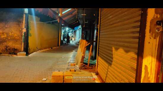 Migrant farm workers flee to safety, panic in over a dozen villages in Arnia and RS Pura. (HT photo)