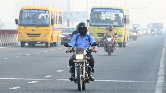 Meanwhile, to reduce pollution in the national capital, an anti-pollution drive is also going to start today.&nbsp;(HT Photo/Sunil Ghosh)
