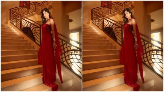 Assisted by makeup artist Ajay Shelar, Shilpa decked up in nude eyeshadow, black eyeliner, black kohl, mascara-laden eyelashes, drawn eyebrows, contoured cheeks and a shade of nude lipstick.&nbsp;(Instagram/@theshilpashetty)