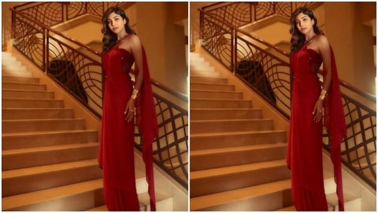 Shilpa decked up in the red saree with a red and pink printed organza off-shoulder blouse. The blouse featured corset patterns.&nbsp;(Instagram/@theshilpashetty)