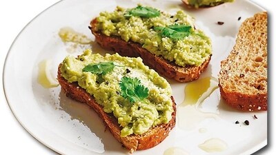 Avocado Toast: Smear mashed avocado on whole-grain toast and garnish it with sliced tomatoes, seasoned with a touch of black salt or red pepper flakes. (File Photo) Avocado Toast: Smear mashed avocado on whole-grain toast and garnish it with sliced tomatoes, seasoned with a touch of black salt or red pepper flakes. (File Photo)