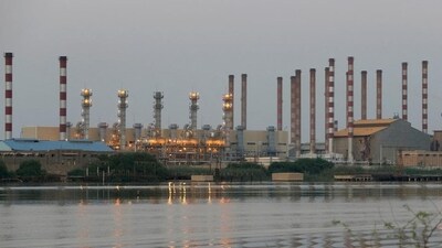 A general view of Abadan oil refinery in southwest Iran, is pictured from Iraqi side of Shatt al-Arab in Al-Faw south of Basra, Iraq September 21, 2019. (REUTERS File Photo) A general view of Abadan oil refinery in southwest Iran, is pictured from Iraqi side of Shatt al-Arab in Al-Faw south of Basra, Iraq September 21, 2019. (REUTERS File Photo)
