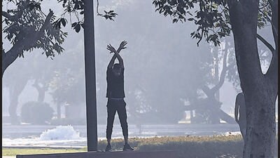 A smoggy morning at Kartavya Path on Friday. (Arvind Yadav/HT Photo)