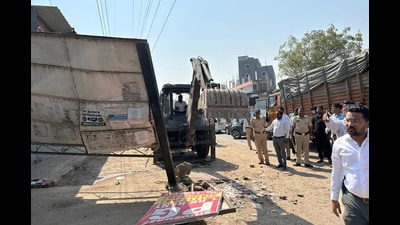 Authorities had appealed to people to not set up illegal stalls on footpaths or roadsides or else face action. (HT PHOTO)
