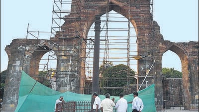 Conservation work on archway to the Quwwat-ul-Islam mosque was last carried out in 1964, leading to significant erosion of sandstone and carvings. (Sanchit Khanna/HT Photo) Conservation work on archway to the Quwwat-ul-Islam mosque was last carried out in 1964, leading to significant erosion of sandstone and carvings. (Sanchit Khanna/HT Photo)