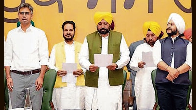 Punjab CM Bhagwant Mann administering oath to block presidents and district in-charges in Mullanpur in Ludhiana on Friday. (iStock)