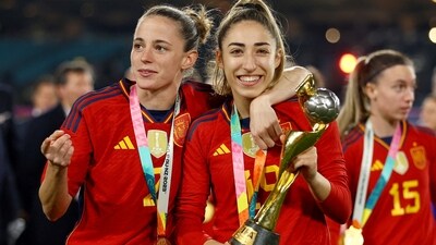 FILE PHOTO: Soccer Football - FIFA Women's World Cup Australia and New Zealand 2023 - Final - Spain v England - Stadium Australia, Sydney, Australia - August 20, 2023 Spain's Olga Carmona and Ona Batlle celebrate with the trophy after winning the World Cup REUTERS/Carl Recine/File Photo (REUTERS)