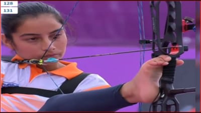 The 16-year-old holds the bow and arrows with her foot (HT Photo)