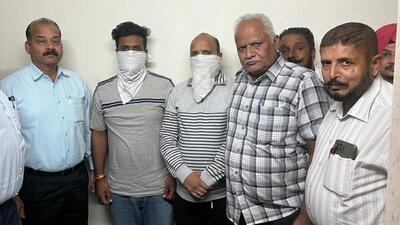 The two accused in vigilance bureau custody for duping man on pretext of getting him acquitted in murder case. (HT Photo)