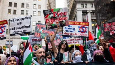 NEW YORK, NEW YORK - OCTOBER 26: Supporters of Palestine hold a rally in New York's financial district as the fighting continues in Gaza on October 26, 2023. Spencer Platt/Getty Images/AFP (Photo by SPENCER PLATT / GETTY IMAGES NORTH AMERICA / Getty Images via AFP) (Getty Images via AFP) NEW YORK, NEW YORK - OCTOBER 26: Supporters of Palestine hold a rally in New York's financial district as the fighting continues in Gaza on October 26, 2023. Spencer Platt/Getty Images/AFP (Photo by SPENCER PLATT / GETTY IMAGES NORTH AMERICA / Getty Images via AFP) (Getty Images via AFP)
