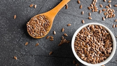 Flaxseeds: These little powerhouses are rich in lignans, which can have a positive effect on hot flashes. Add them to your yogurt or smoothies. (Freepik) Flaxseeds: These little powerhouses are rich in lignans, which can have a positive effect on hot flashes. Add them to your yogurt or smoothies. (Freepik)