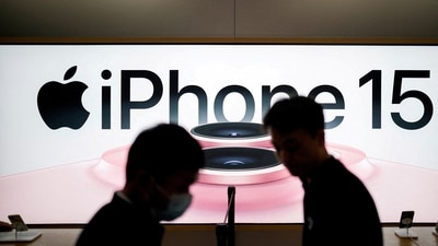 FILE PHOTO: An Apple iPhone 15 advertisement is seen as it officially goes on sale across China at an Apple Store in Shanghai, China September 22, 2023. REUTERS/Aly Song/File Photo (REUTERS)