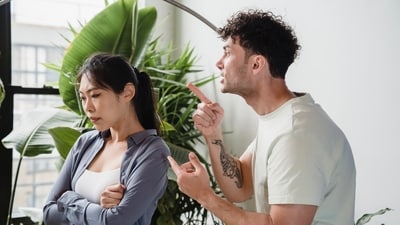 Signs of defensive communication in an argument (Pexels )