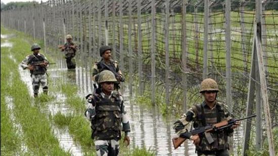 A BSF patrol at the India-Pakistan border near Jammu. (HT PHOTO)
