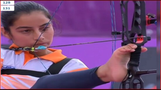 The 16-year-old holds the bow and arrows with her foot (HT Photo)