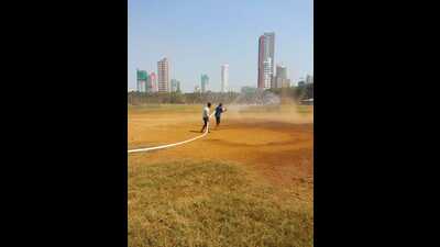 BMC workers spraying water to tackle dust at Shivaji Park in Dadar on Saturday. (HT Photo) BMC workers spraying water to tackle dust at Shivaji Park in Dadar on Saturday. (HT Photo)