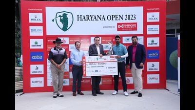 Chandigarh golfer Jairaj Singh Sandhu receiving cash prize of ₹15 lakh after winning the Haryana Open 2023 at the Panchkula Golf Club on Saturday. (HT Photo) Chandigarh golfer Jairaj Singh Sandhu receiving cash prize of ₹15 lakh after winning the Haryana Open 2023 at the Panchkula Golf Club on Saturday. (HT Photo)