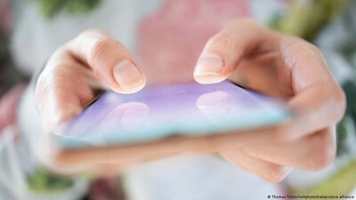 Once we've picked up our phones, it's easy to fall into a spiral of bad news. (Thomas Trutschel/photothek/picture alliance) Once we've picked up our phones, it's easy to fall into a spiral of bad news. (Thomas Trutschel/photothek/picture alliance)