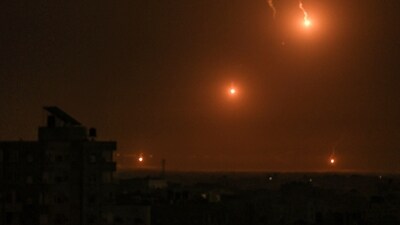 Flares fired by the Israeli army light up the sky east of Khan Yunis on the southern Gaza Strip on October 27, 2023. (AFP) Flares fired by the Israeli army light up the sky east of Khan Yunis on the southern Gaza Strip on October 27, 2023. (AFP)