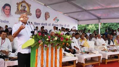 RJD chief Lalu Prasad speaks at the Congress function to mark the 136th birth anniversary of Bihar's first chief minister Shri Krishna Singh at Sadaquat Ashram in Patna. (HT photo) RJD chief Lalu Prasad speaks at the Congress function to mark the 136th birth anniversary of Bihar's first chief minister Shri Krishna Singh at Sadaquat Ashram in Patna. (HT photo)