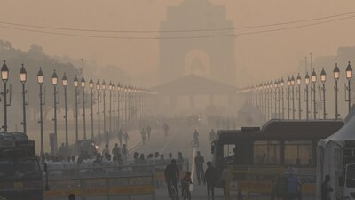 Commuters out on a smoggy morning amid rising air pollution at Kartavya Path in New Delhi. (HT Photo) Commuters out on a smoggy morning amid rising air pollution at Kartavya Path in New Delhi. (HT Photo)