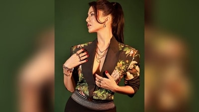 With the help of hairstylist Rajni Rajpakshe, Sunny styled her lush locks into a high ponytail, leaving part of her hair loose to frame her face beautifully. (Instagram/@sunnyleone)