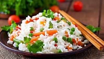 Portion size is the key when it comes to enjoying rice without guilt. Agarwal says that we generally do not realise the portion size while eating rice, so the best thing is to take a medium size bowl and mind the portion size of rice. (Freepik)
